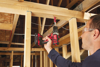 Аккумуляторная дрель-шуруповерт  Milwaukee M18BDD-202C (4933443555)