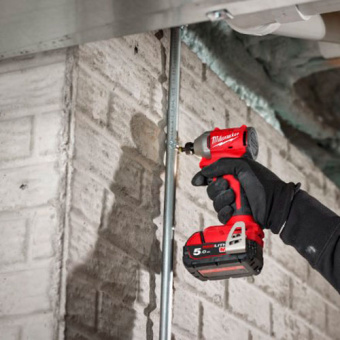Бесщеточный импульсный винтоверт Milwaukee M18 BLIDR-502X (4933492843)