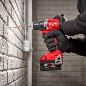 Аккумуляторная дрель-шуруповерт Milwaukee M18 BLDDRC-202C (4933492833)