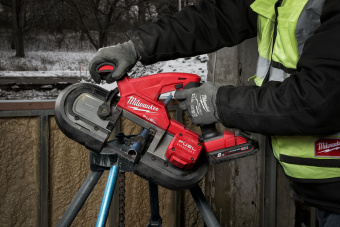 Аккумуляторная компактная ленточная пила Milwaukee M18FBS85-202C (4933471497)