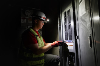 Аккумуляторный фонарь L4 HL2-301 Milwaukee