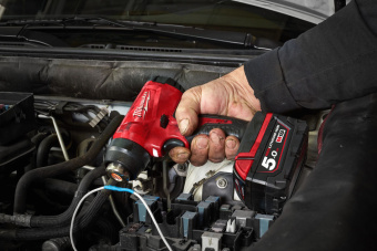 Аккумуляторный компактный технический фен Milwaukee M18BHG-502C