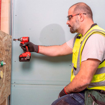 Аккумуляторный винтовёрт Milwaukee M18 BLIDRC-402C (4933492840)