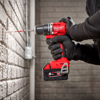 Аккумуляторная ударная дрель-шуруповерт Milwaukee M18 BLPDRC-202C (4933492822)