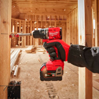 Аккумуляторная ударная дрель-шуруповерт Milwaukee M18 BLPDRC-202C (4933492822)