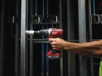 Аккумуляторная дрель-шуруповерт  Milwaukee M18BDD-202C (4933443555)