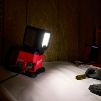 Аккумуляторный многонаправленный фонарь M18 MDTL-0 Milwaukee