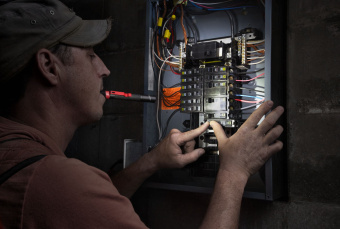 Компактный фонарь на батарейках Milwaukee IPL-LED (4933459440)